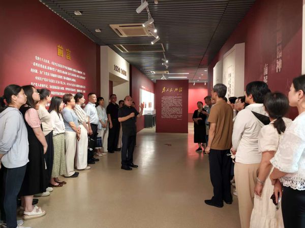 yl6809永利集团中共党史资料馆馆长曹大臣为参观团体讲解